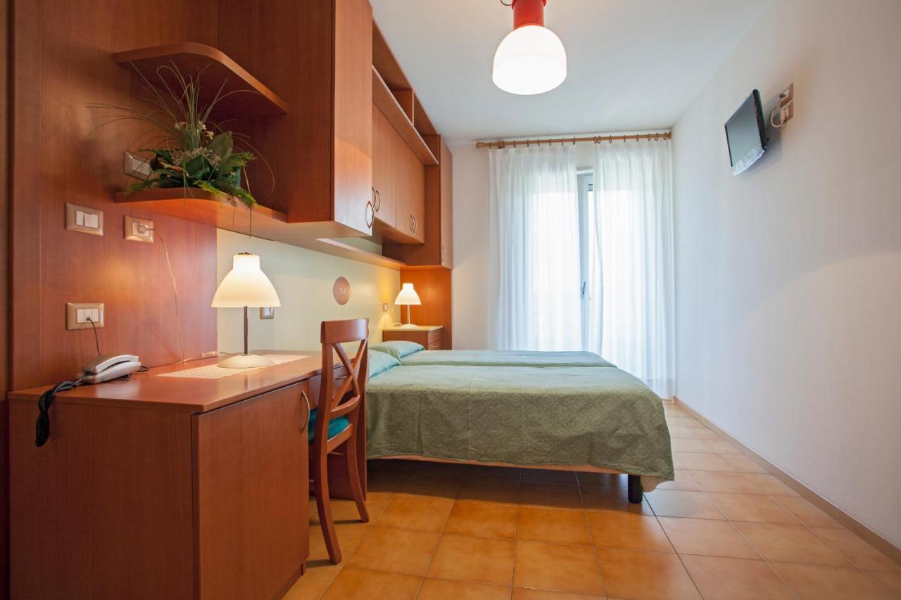 Hotel Garni Villa Magnolia Torbole Sul Garda Room photo